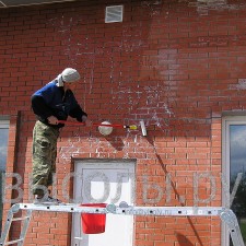 Дом до очистки фасада дом до удаления высолов